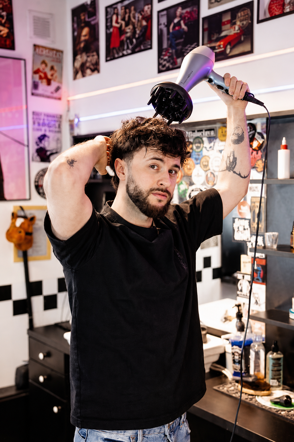 Barber podczas pracy w KIKI Barber