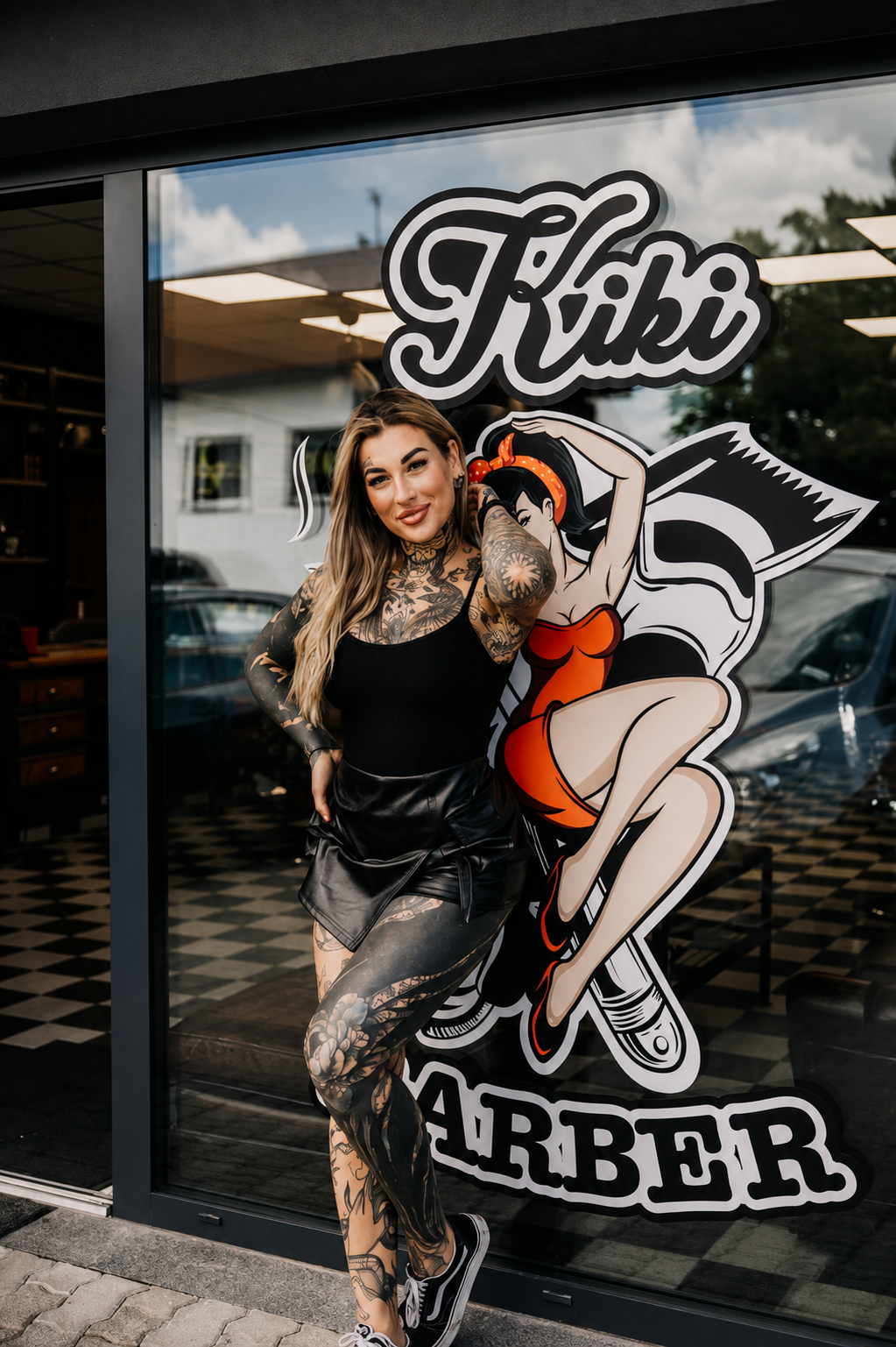 Kiki — barberka przed salonem KIKI Barber